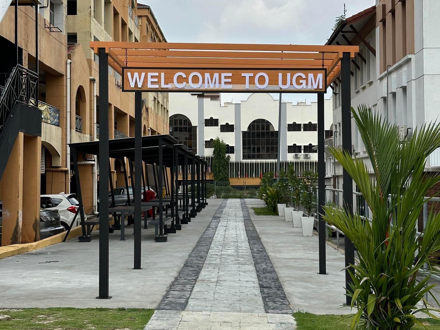 PERGOLA & SIGNAGE