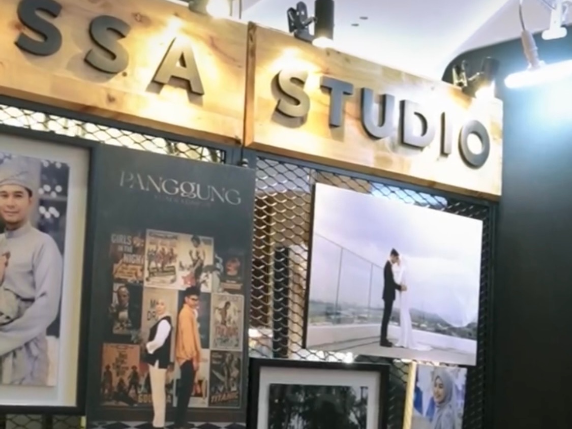 DISPLAY RACK WITH SIGNAGE