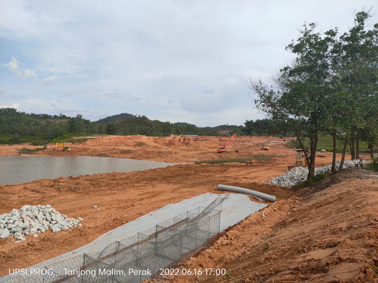 MENAIKTARAF TASIK & JALAN UPSI