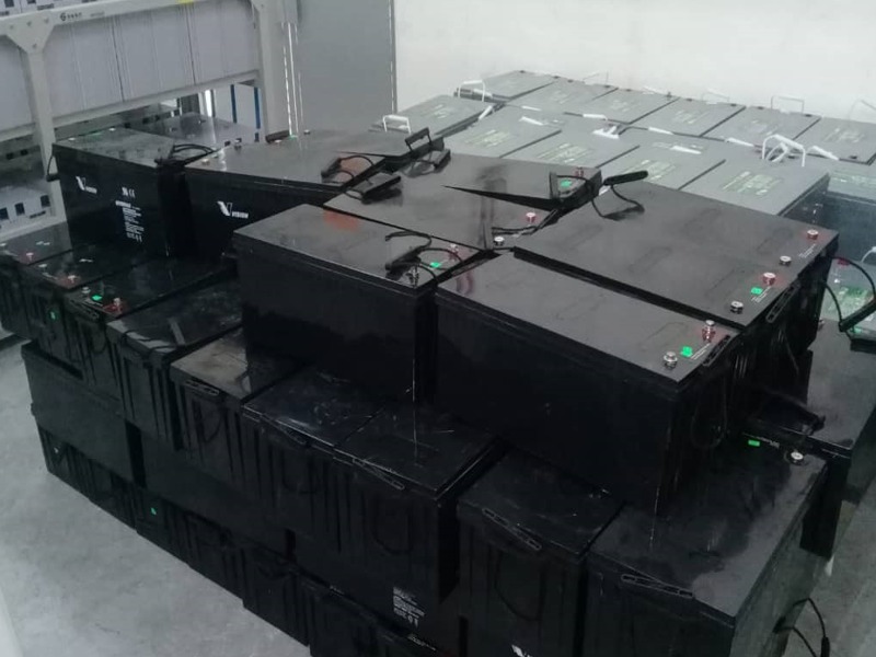 Dismantle and reinstall UPS battery