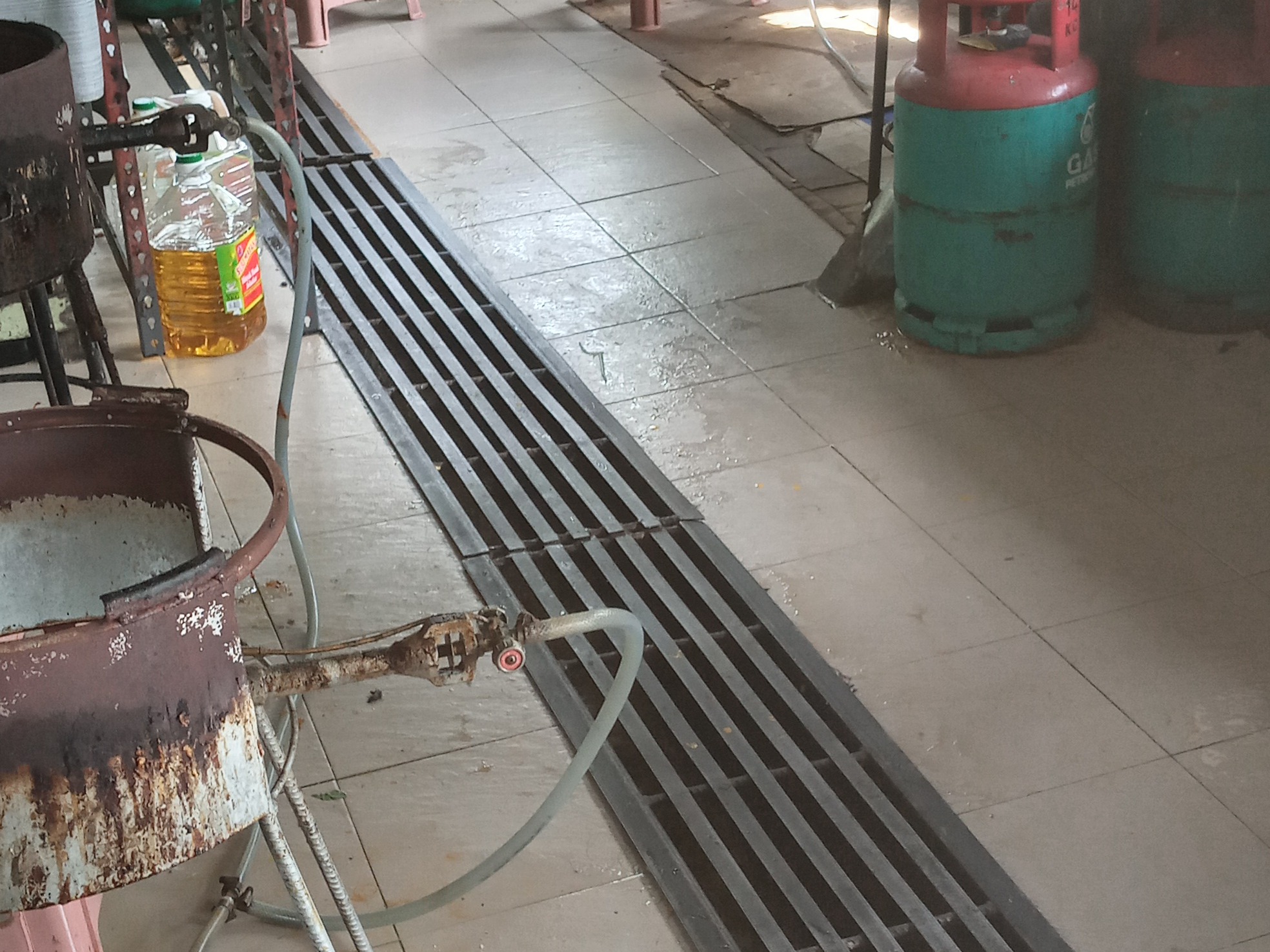 KERJA-KERJA MEMASANG JUBIN LANTAI