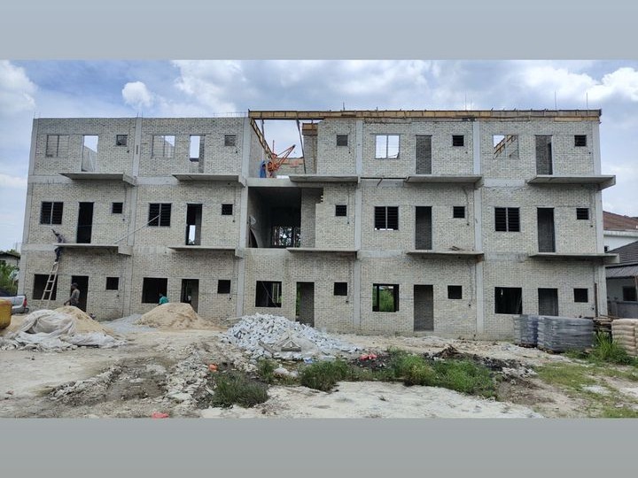 2 STOREY FLAT BUILDING WITH 15 UNITS