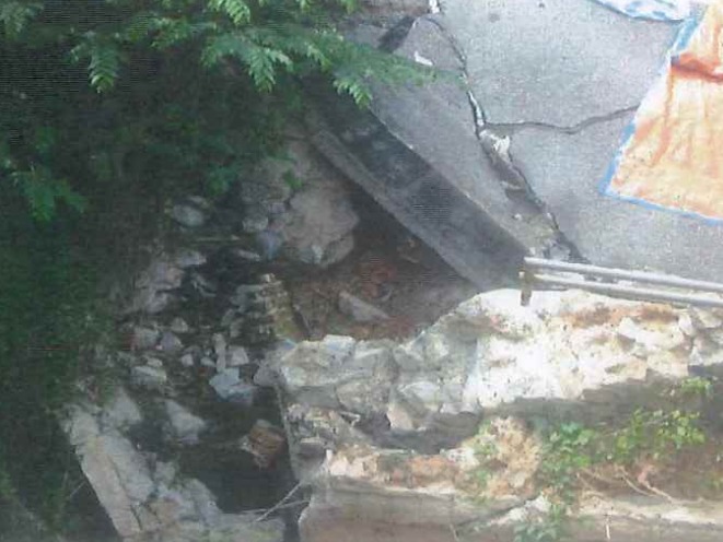 MEMBAIKI BALIK TEBING RUNTUH