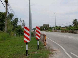 KERJA-KERJA MEMBEKAL DAN MEMASANG PAPAN TANDA