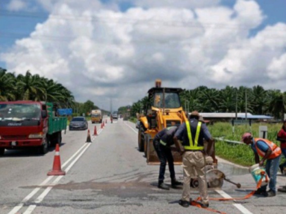KERJA KERJA PENYELENGGARAAN JALAN DAN TAMPAL JALAN