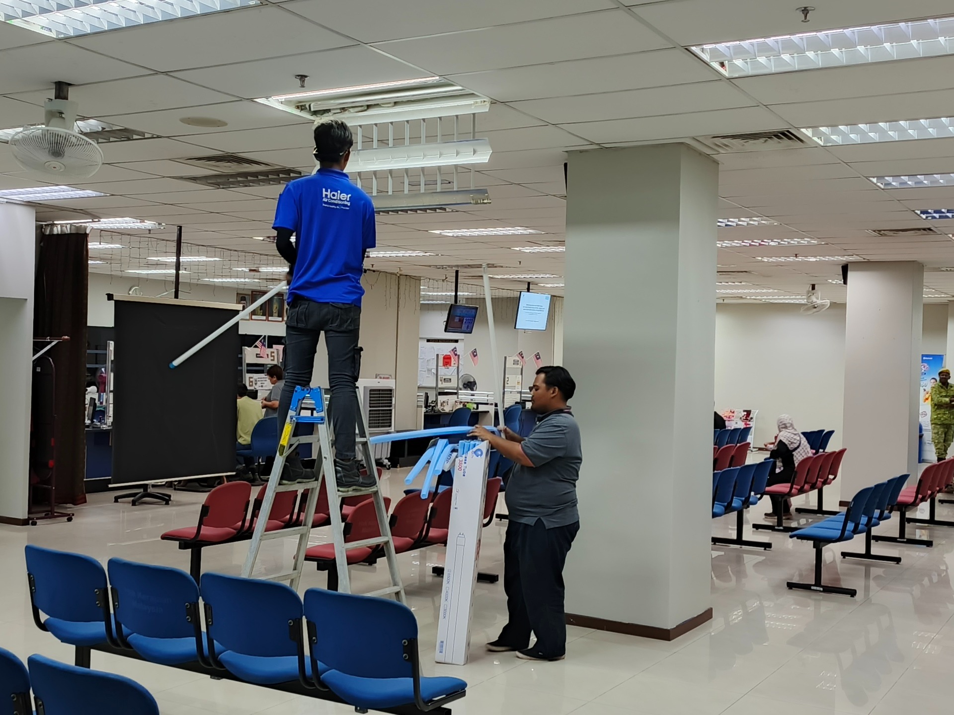 KERJA PENUKARAN LAMPU L.E.D DI JPN SEPUTEH