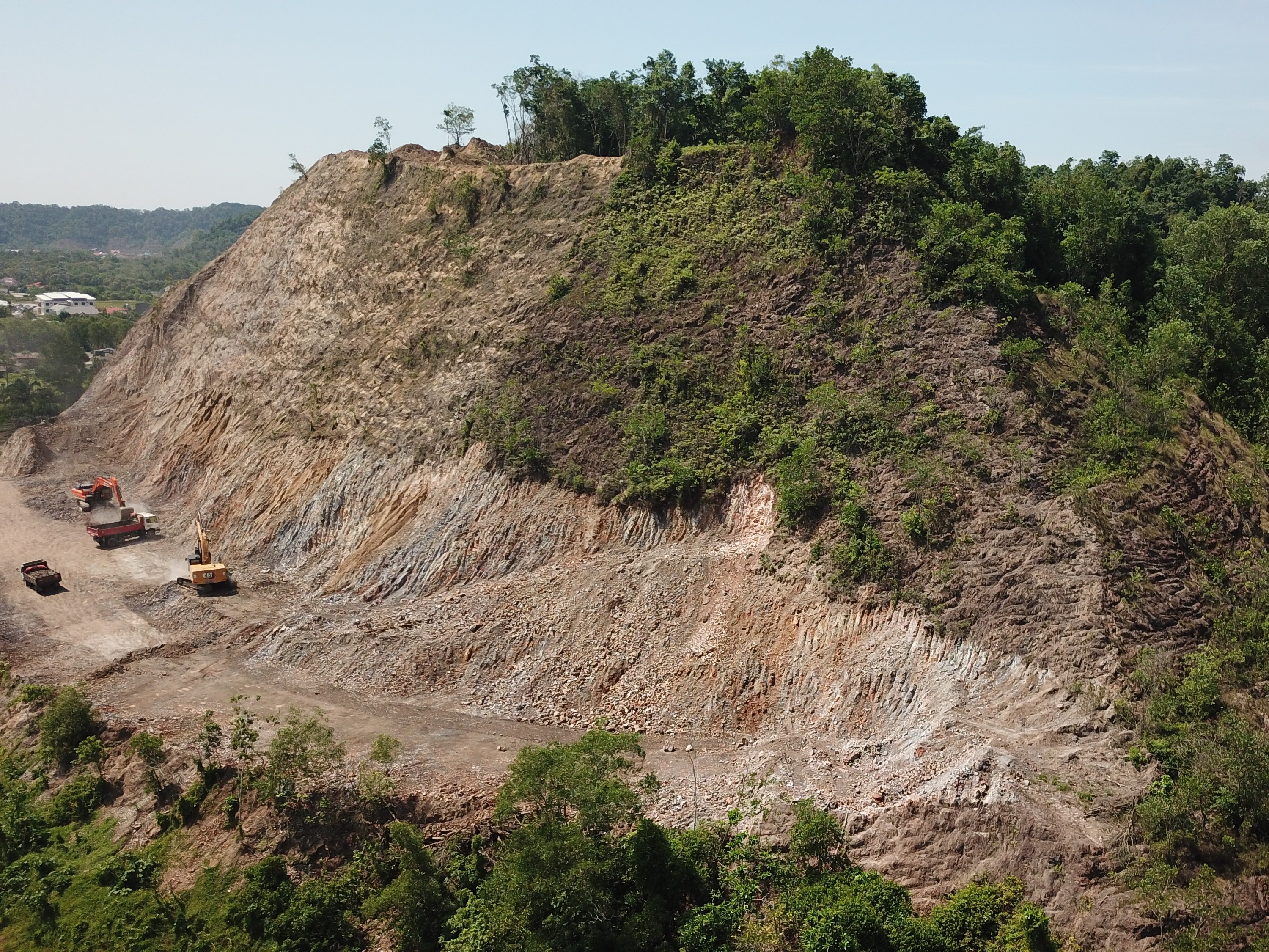 MERATAKAN TANAH BUKIT