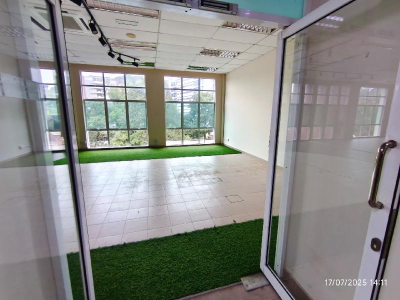 KERJA MENGECAT RUANGAN PEJABAT DI BANGUNAN UMX