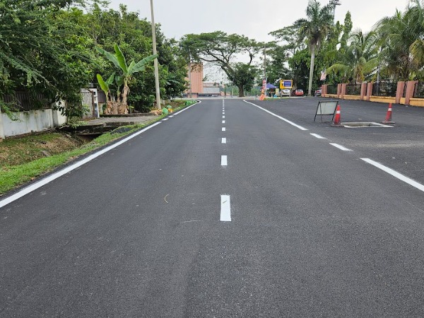 Menurap jalan serta kerja kerja berkaitan.