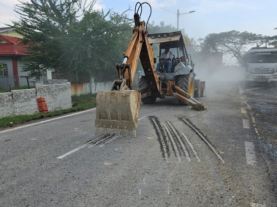 Menurap jalan serta kerja kerja berkaitan.