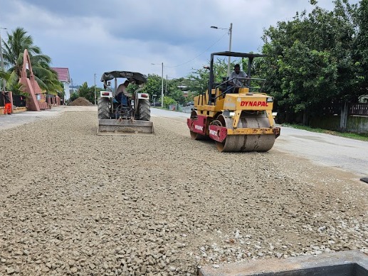 Menurap jalan serta kerja kerja berkaitan.
