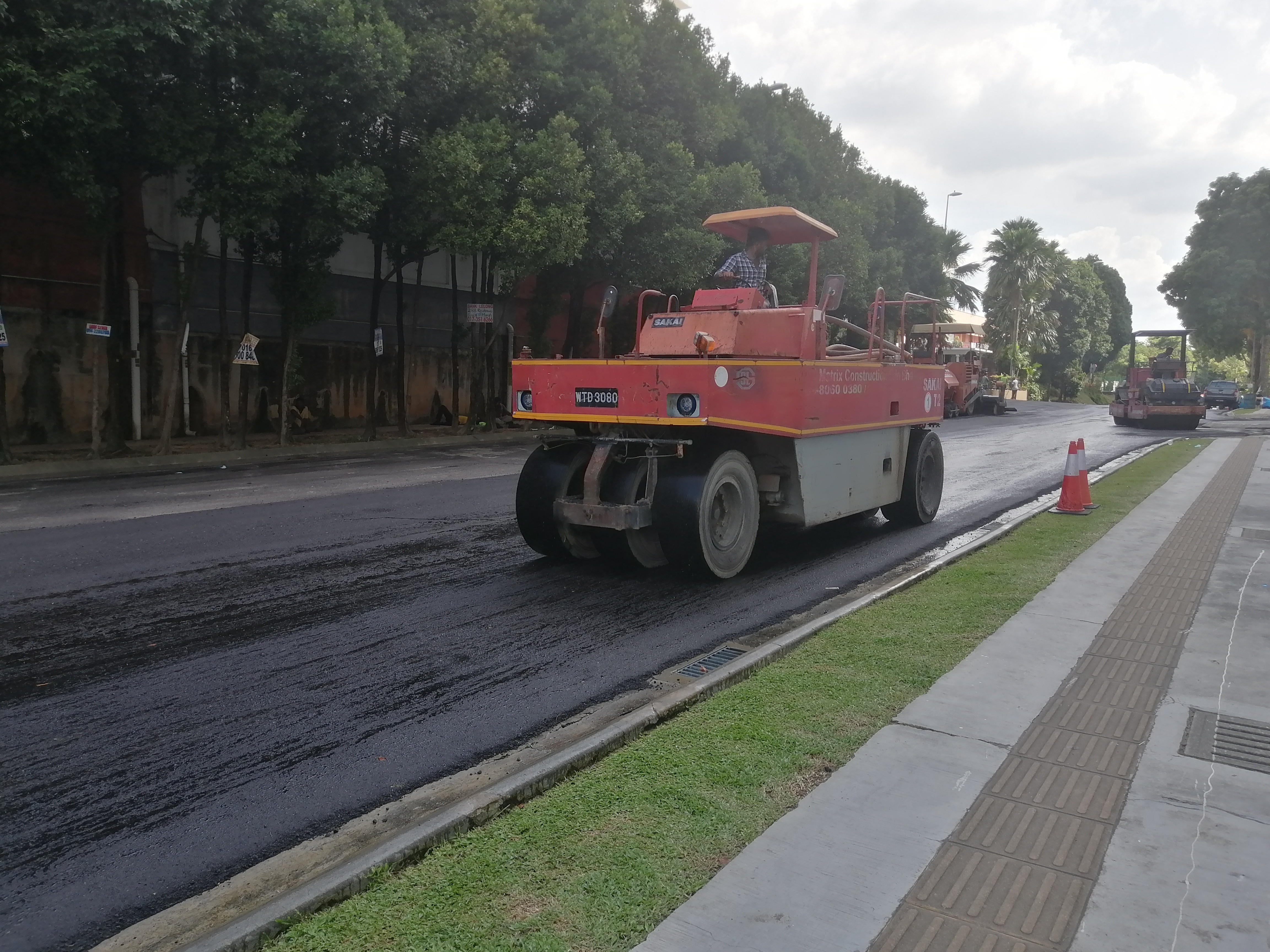 KERJA-KERJA PENURAPAN JALAN